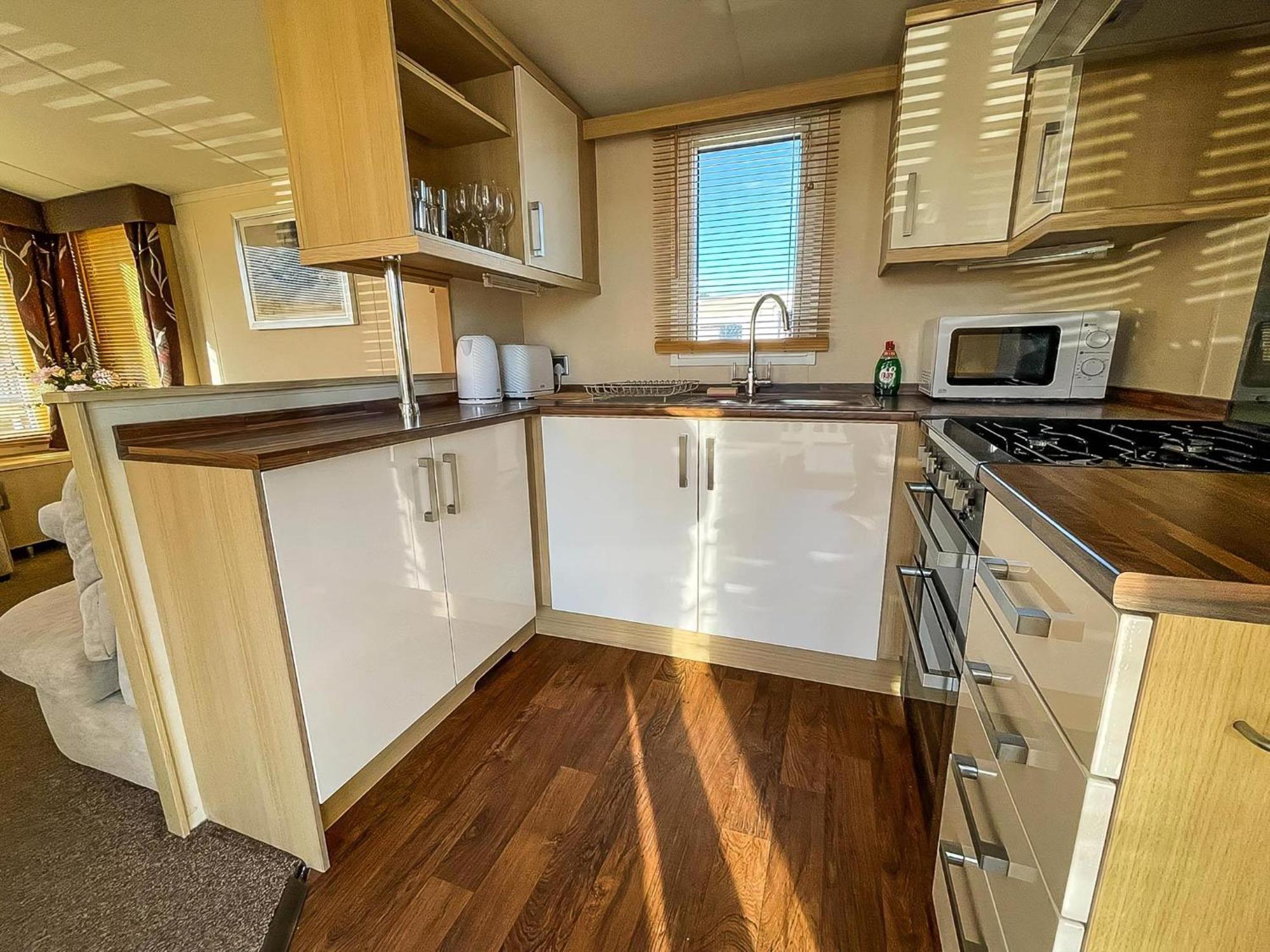 Lovely Caravan With Spacious Decking At North Denes In Suffolk, Ref 40134Nd Лоустофт Екстер'єр фото