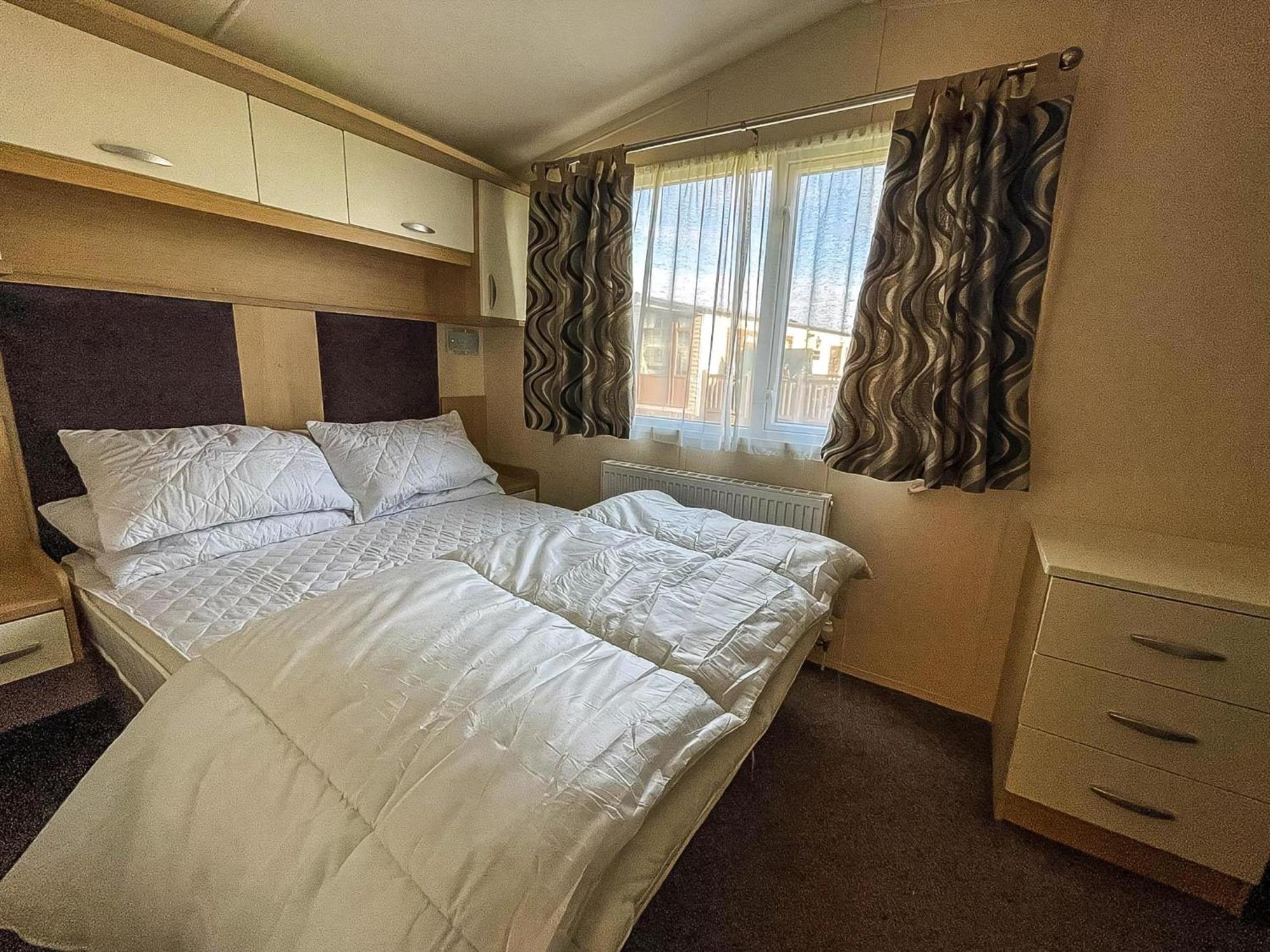 Lovely Caravan With Spacious Decking At North Denes In Suffolk, Ref 40134Nd Лоустофт Екстер'єр фото