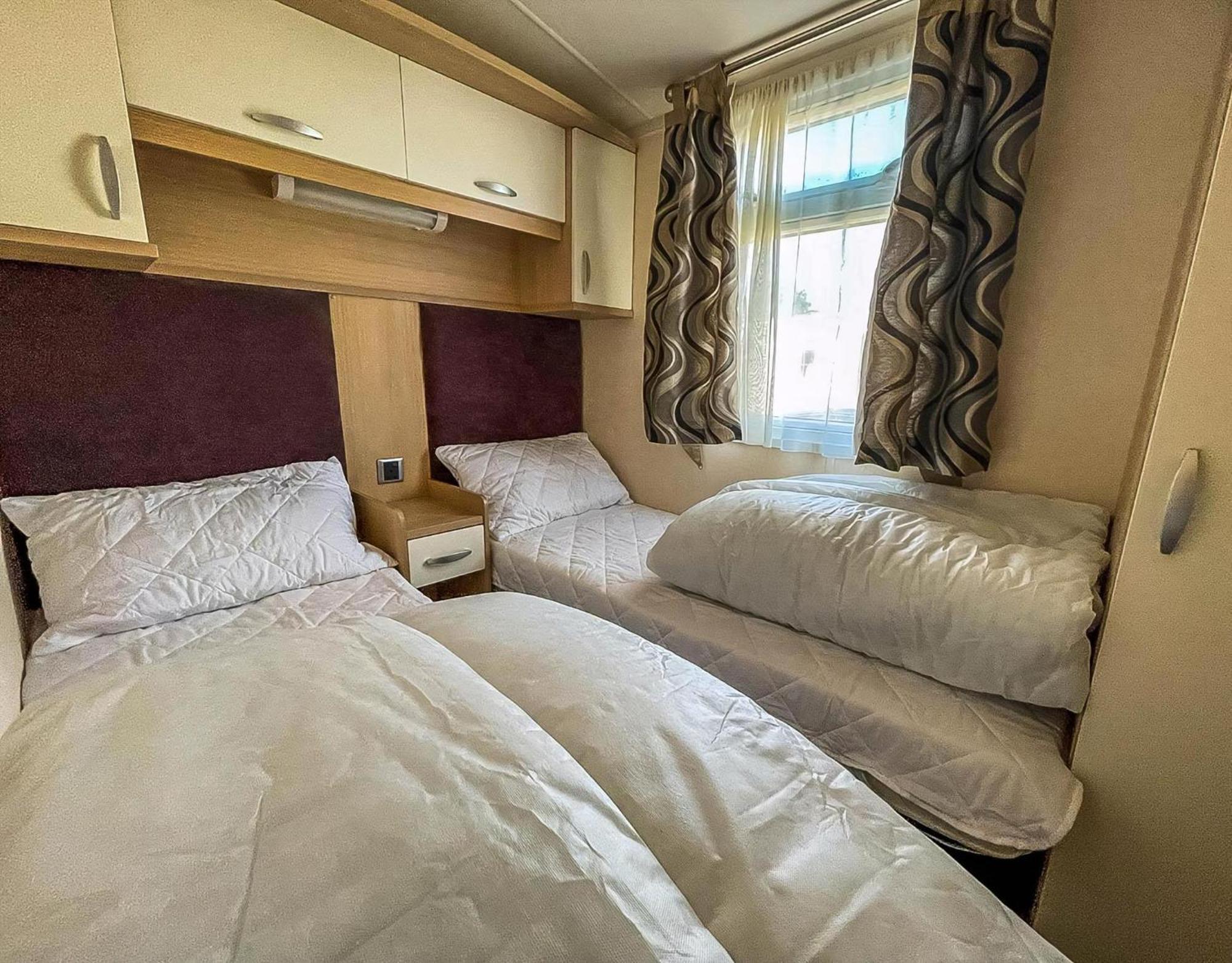 Lovely Caravan With Spacious Decking At North Denes In Suffolk, Ref 40134Nd Лоустофт Екстер'єр фото