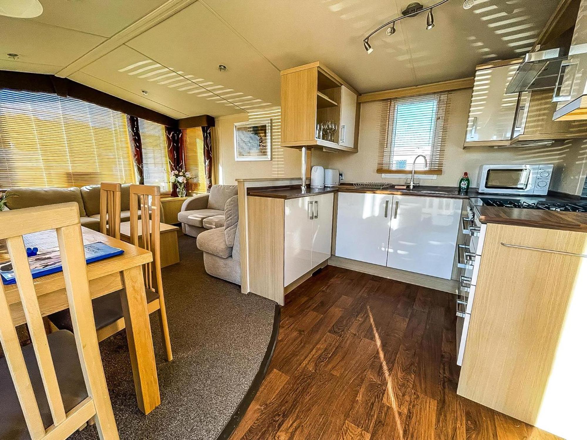 Lovely Caravan With Spacious Decking At North Denes In Suffolk, Ref 40134Nd Лоустофт Екстер'єр фото