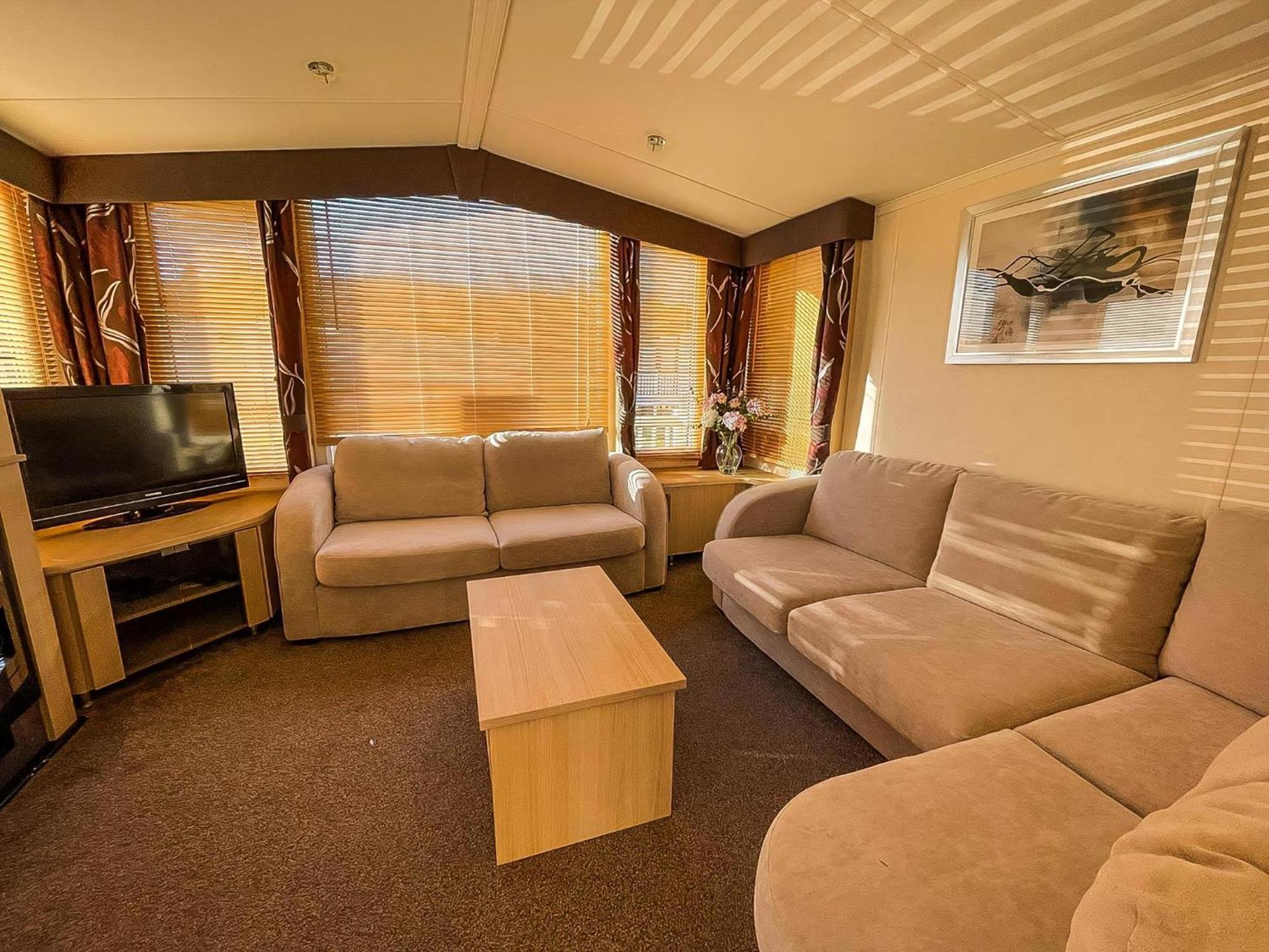 Lovely Caravan With Spacious Decking At North Denes In Suffolk, Ref 40134Nd Лоустофт Екстер'єр фото