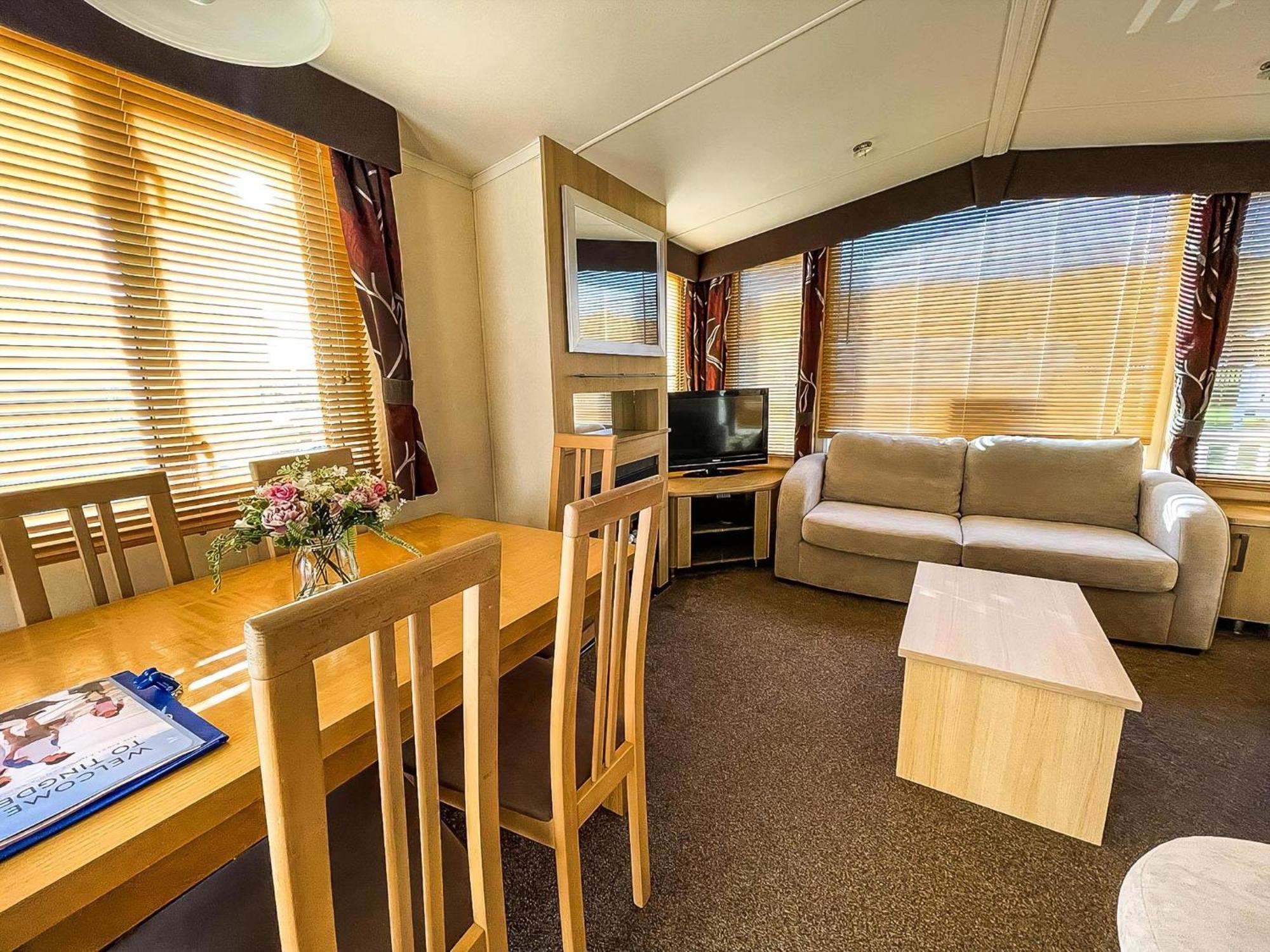 Lovely Caravan With Spacious Decking At North Denes In Suffolk, Ref 40134Nd Лоустофт Екстер'єр фото